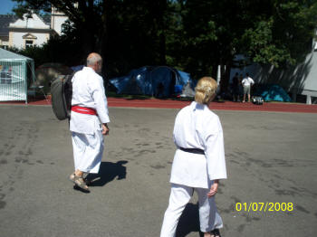 Bundestrainer A.D, aus Frankreich Gilbert Gruss 9.Dan im Deutschen Karate Verband und Birgit Ciesla 3.Dan DKV, auf dem Weg zum ersten gemeinsamen Karate Training