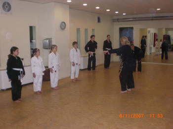 Einige JuDjuSu-Jitsu Karate-Kids bei ihrer "Vorprüfung"