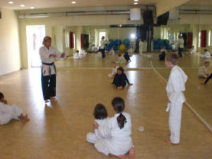 Dienstags-Gruppe 1 -Ein kleiner Teil der 15ner JuDjuSu-Jitsu Gruppe bis 11 Jahre, die auch das Ko Shin Kan Karate trainieren und Formen laufen. Auf Wettkämpfe gehen die Kinder erst 2008.