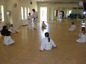 Dienstags-Gruppe 1 -Ein kleiner Teil der 15ner JuDjuSu-Jitsu Gruppe bis 11 Jahre, die auch das Ko Shin Kan Karate trainieren und Formen laufen.Auf Wettkämpfe gehen die Kinder erst 2008.