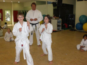 Dienstags-Gruppe 1 -Ein kleiner Teil der 15ner JuDjuSu-Jitsu Gruppe bis 11 Jahre, die auch das Ko Shin Kan Karate trainieren und Formen laufen.Auf Wettkämpfe gehen die Kinder erst 2008.