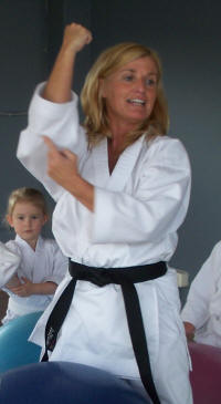 Frau Birigt Ciesla, 1.Vorsitzende und Kinder-Trainerin des Kampfkunst-Center JuDjuSu-Jitsu Karate e.V. 3. Duan/Grad Tai Chi 5. Dan JuDjuSu-Jitsu Karate, Mitglied in der Deutschen Dan Akademie des Deutschen Karate Verbandes.