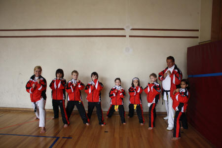 Unsere erste Karate Wettkampfmannschaft 2009, im einheitlichen Anzug mit Vereinsdruck, die das KKC JuDjuSu Jitsu Karate e.V. Mönchengladbach auf offiziellen Karate Wettkämpfe ab 2009 vertritt. Die Bereitschaft auf Wettbewerbe anzutreten ist freiwllig. Die gemeinsame Darstellung nach aussen ist Pflicht!
